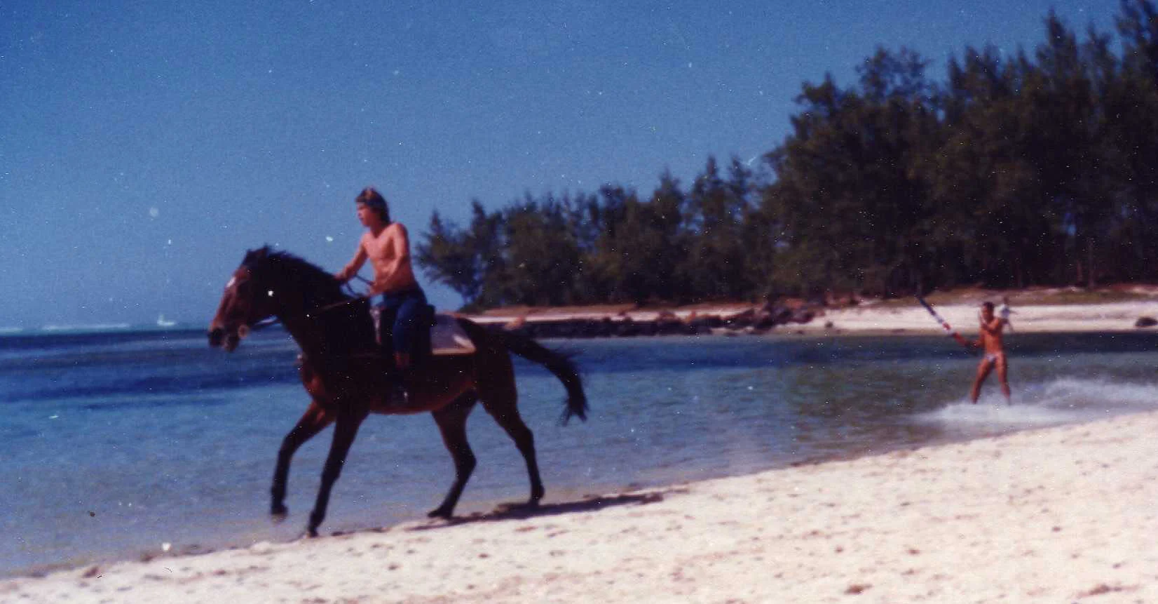 Water-ski-behind-horse-Mauritius.jpg