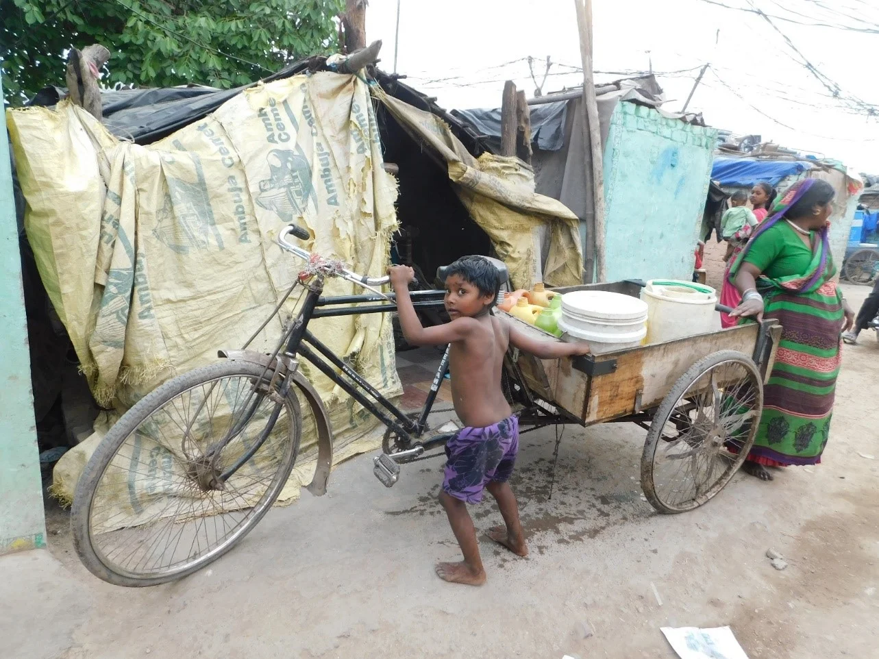 A child helping his mother to cart the water home in Bhainsa Tibba (Source: Kanchan Gandhi, 2019)