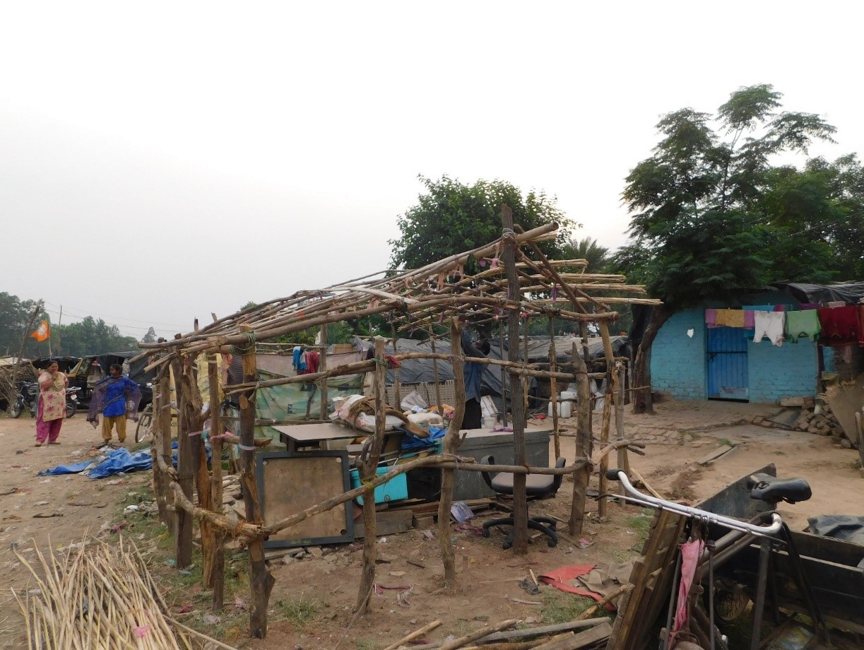 A family putting up their shack in Bhainsa Tibba (Source: Kanchan Gandhi, 2019)