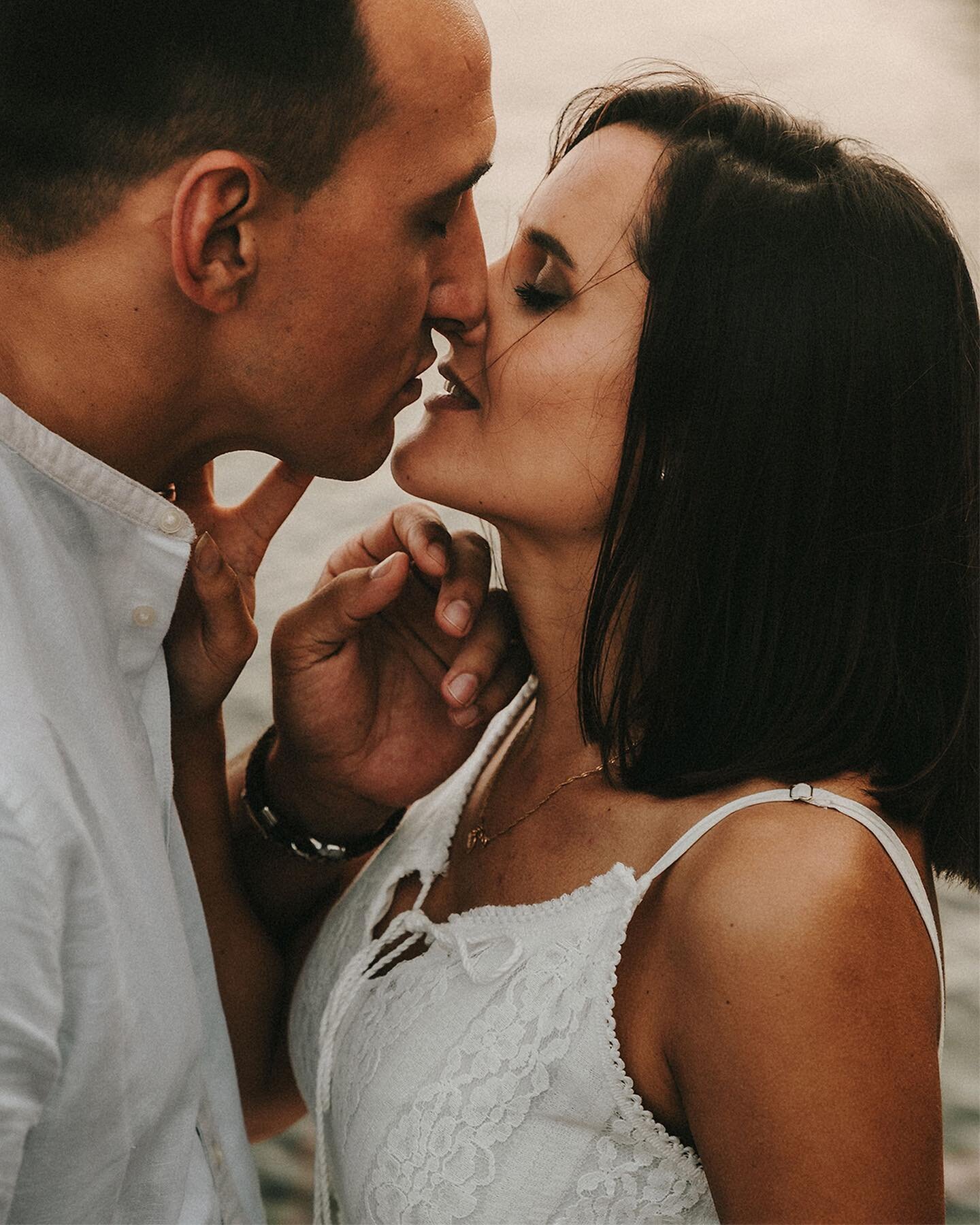 🌊 Donde el cielo y el mar se unen.

Hacer una sesi&oacute;n de fotos de pareja cerca del mar siempre es un acierto.

Cada sonido de las olas, el viento y el olor a salitre...

Siempre he pensado que tenemos una conexi&oacute;n profunda con el mar. Y