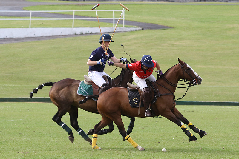 Tpr Stewart (HAC) puts Maj Janet Johnston (AGC) under pressure.