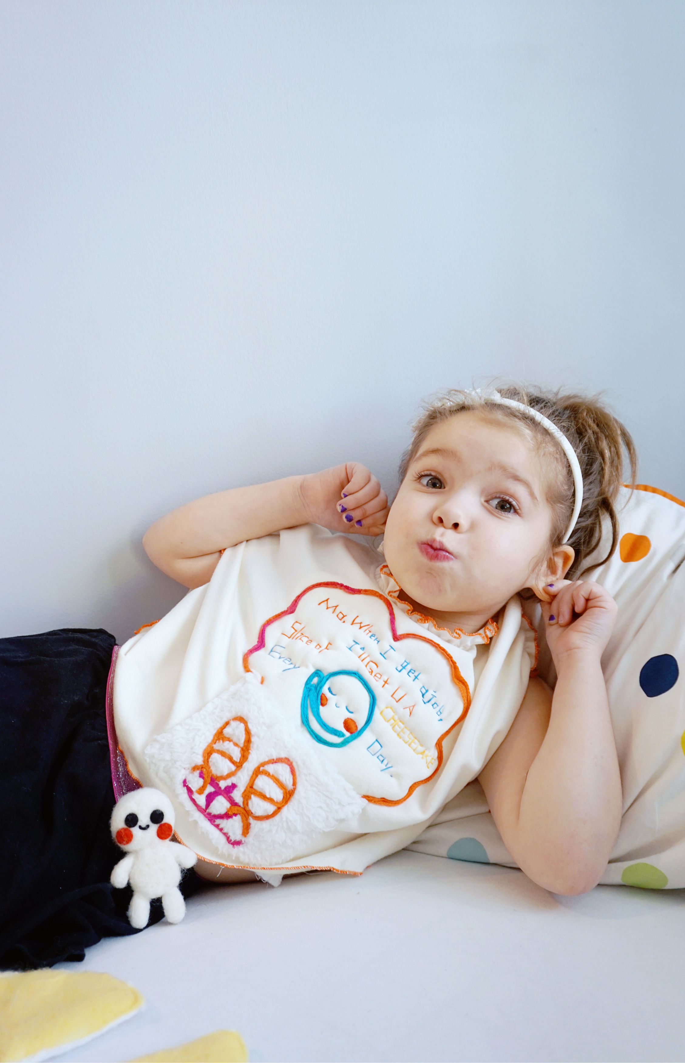 On the child garment, there is a quote from Teasy when she was little: "Ma, when I get a job, I'll get you a slice of cheesecake every day."
