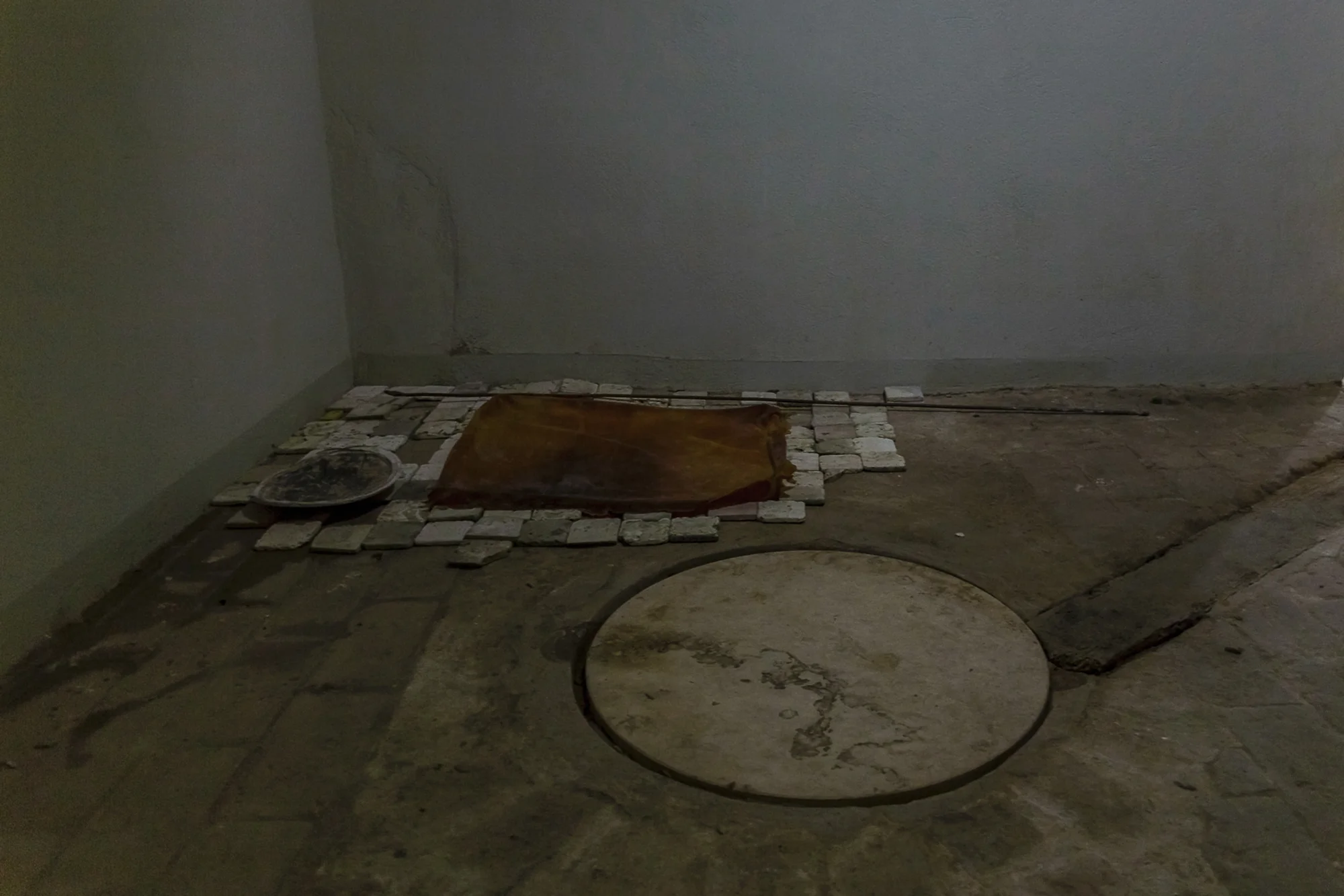il chiaritoio , Silicone rubber, tin lid, motor oil, travertine tiles