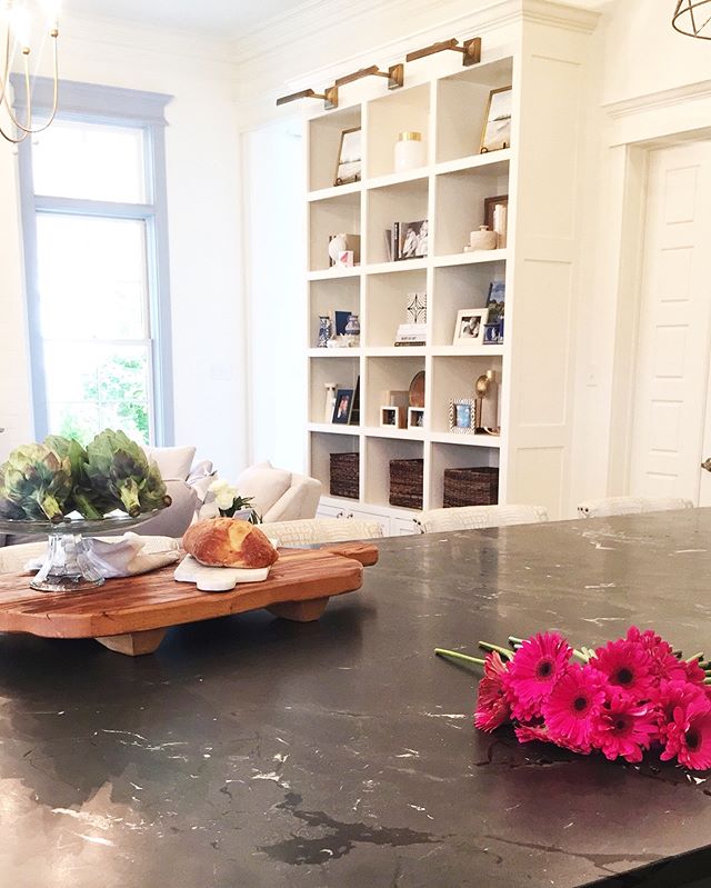 Sneak Peak 👀 of our completed #southdownsstunner project 💫 More to come! .
.
.
.
#thedesignstudiola #interiordesign #residentialdesign #bts #louisianadesign #southerninteriors #builtins #shelfie #photoshootday #kitchenisland #tsgbatonrouge #idigbr 