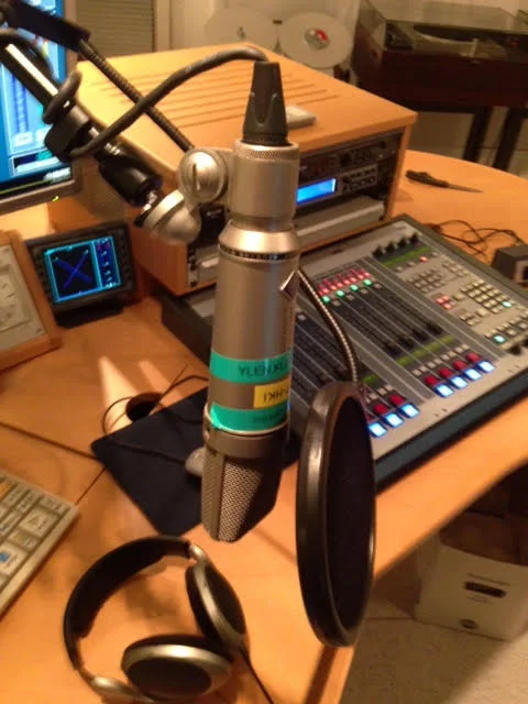 Neumann, ystävä Ylen studiossa.