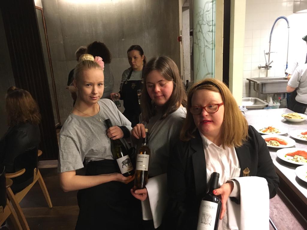 Mieletöntä valoa Lyhdyssä marraskuussa 2017. Jessica, Inka ja Emma.