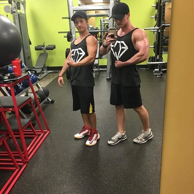 It was twin day at the gym this past weekend 😂 We somehow managed to wear the same outfit. It&rsquo;s all good tho, we smashed it anyway 💪🏼 #finecutfitness #personaltrainer #onlinetrainer #fitness #transformation #motivation #twinday #armday #pump