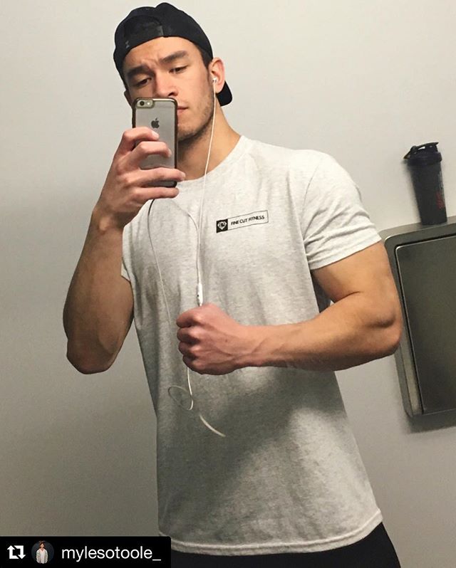 @mylesotoole_  rocking his FCF Tshirt! Getting his swole on! Gains 99.9% guaranteed!! Get them while the last only a couple left!  Hoodies are still available!🤩 #finecutfitness #fitnessmotivation #fitnessapparel #gymgear #fitslikeaglove #gains #uofm