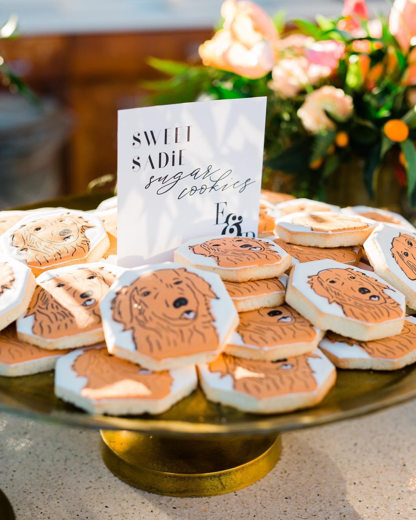 I love the personal touch custom cookies add to desert tables🐾🤍

photo : @aaronsnowphoto 
bride : @a.elise.taylor