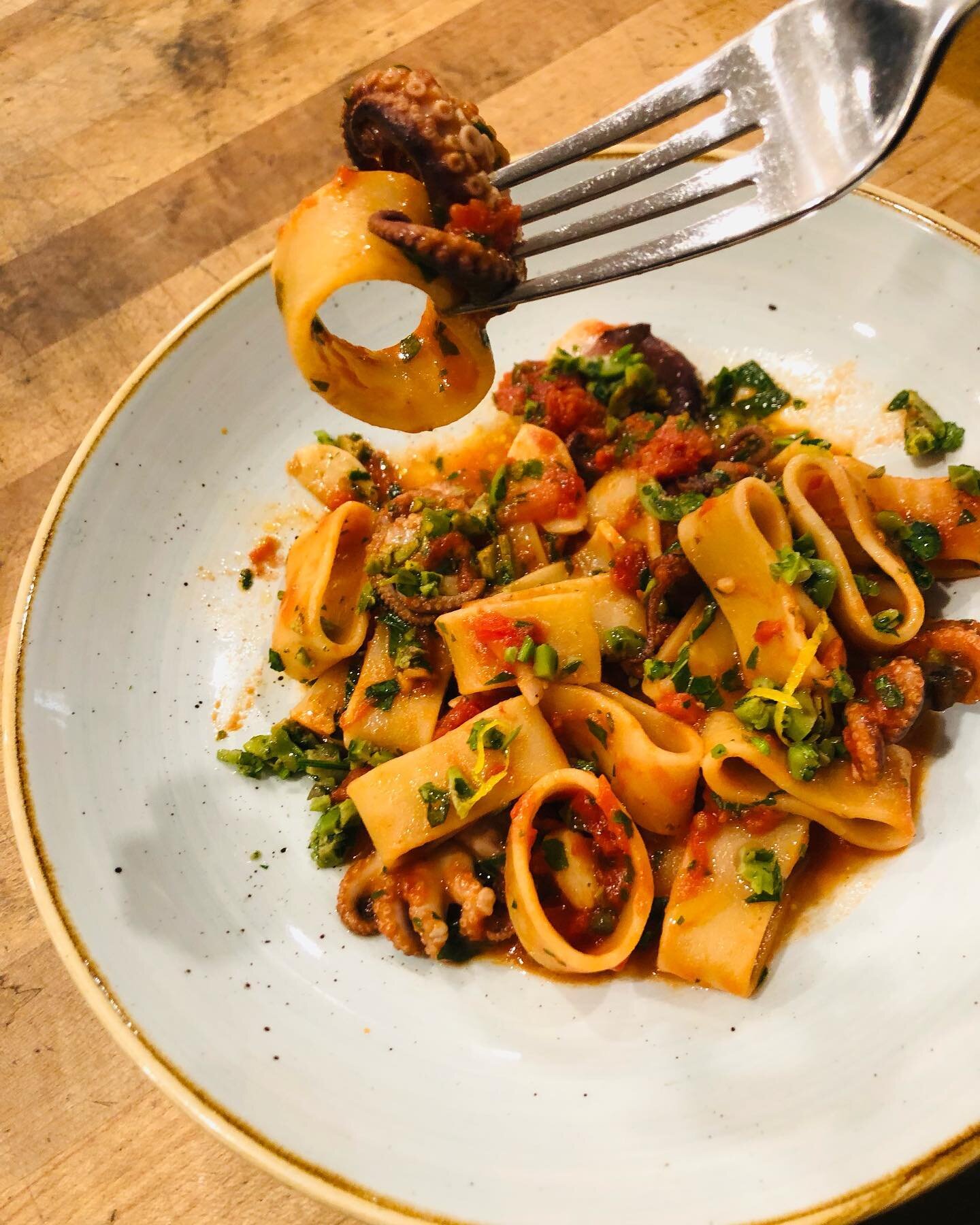 📸 Housemade calamarata pasta, baby octopus, Castelvetrano olives, red sauce, 🍋zest. Our weekend feature!

Heading to see @meangirlsbway tonight at @blumenthalarts? Join us for dinner and receive 10% with your same day show tickets 👏👏👏
.
.
.
#ari