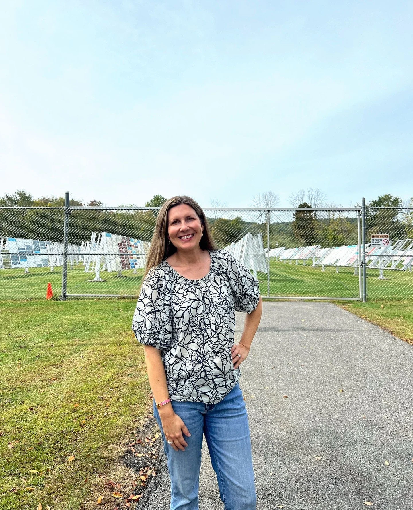 Photos from my visit to the @BenjaminMoore Research & Development Center in NJ🎨Got an inside look at their process - from the iconic 5-acre “test farm” where thousands of paint samples weather the elements, to the in-action material