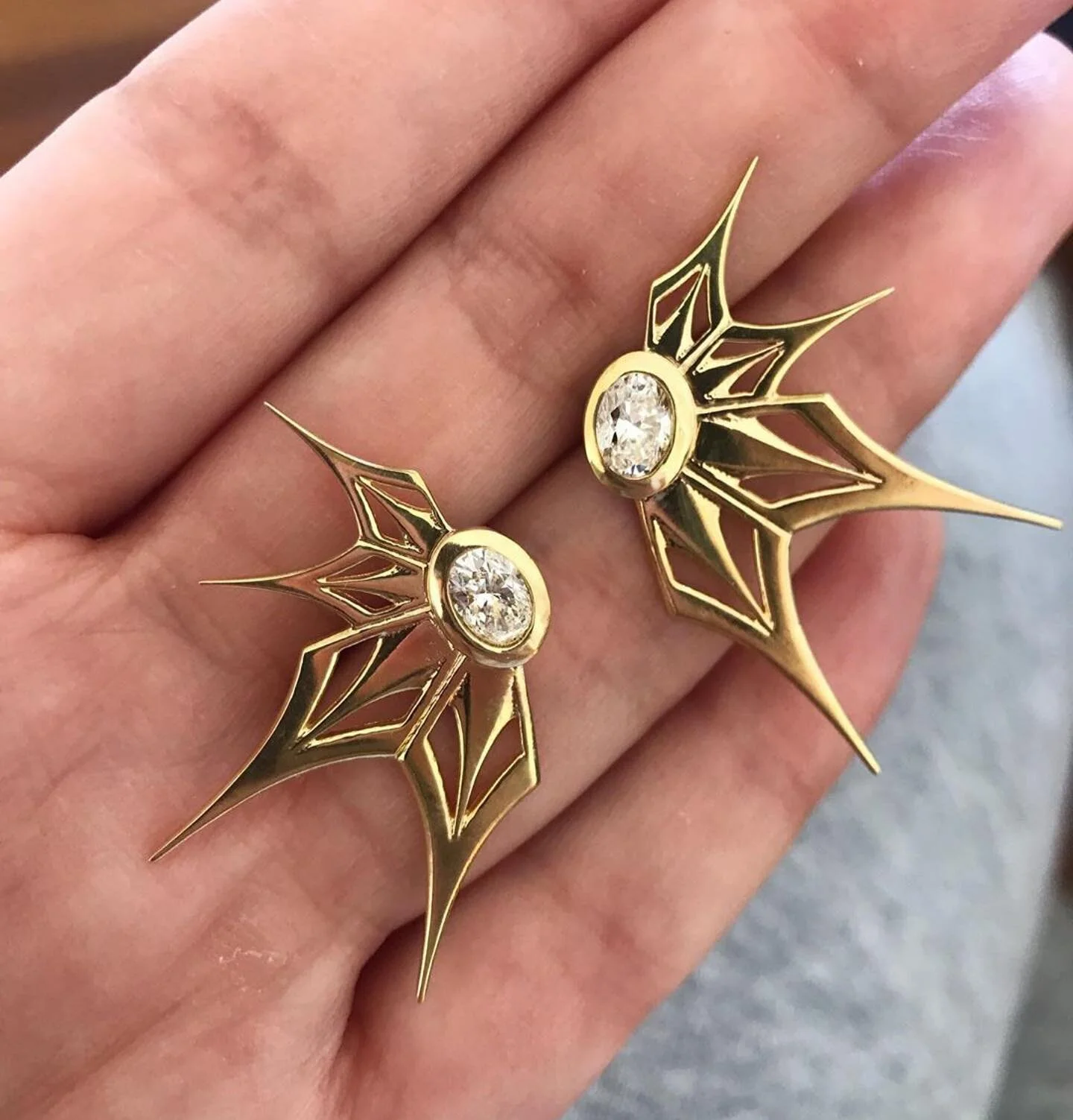 @hallehjewelry 
Handing over a pair of Stellar explosions💥
#newness
#HALLEHJewelry #diamonds #18k #gold #SupernovaEarrings #diamond #diamonds #ovaldiamond #love #finejewelry #wednesdays #jewelrydesigner #jewelry