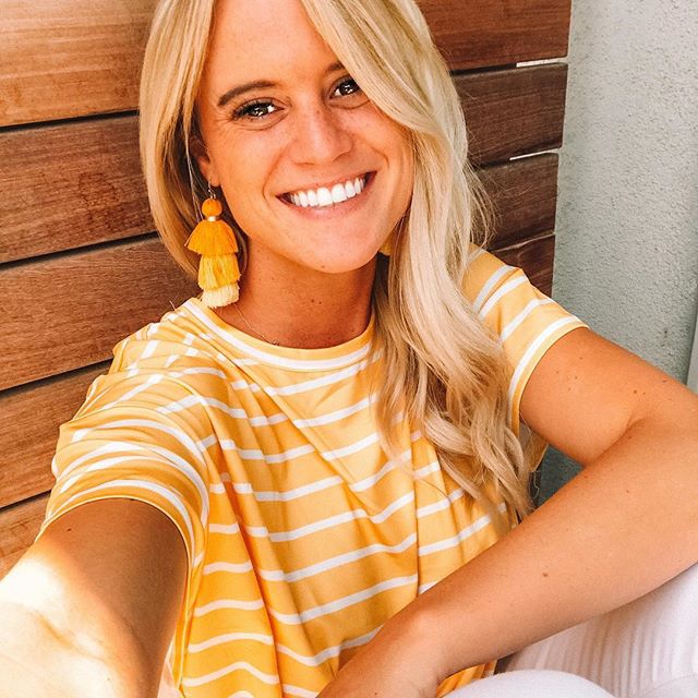 Happy Friday Friends☀️ What color makes you the happiest when you wear it? Mine is yellow for sure💛 something about it just makes me smile!! Hope everyone has a wonderful weekend😋
&bull;
&bull;
&bull;

#texas #fashionblogger #austin #fashionblog #t