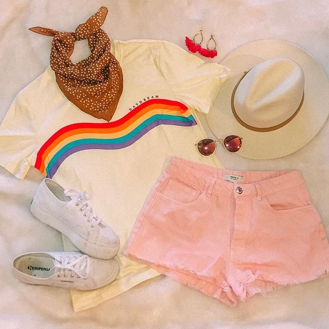 Outfit of the day🌈 happy pride weekend Austin! &bull;
&bull;
&bull;

#texas #fashionblogger #austin #fashionblog #thehappynow #photosinbetween #instafashion #styleblogger #fashioninspo #likeforlikes #like4likes #styleinspiration #lookbook #lookofthe