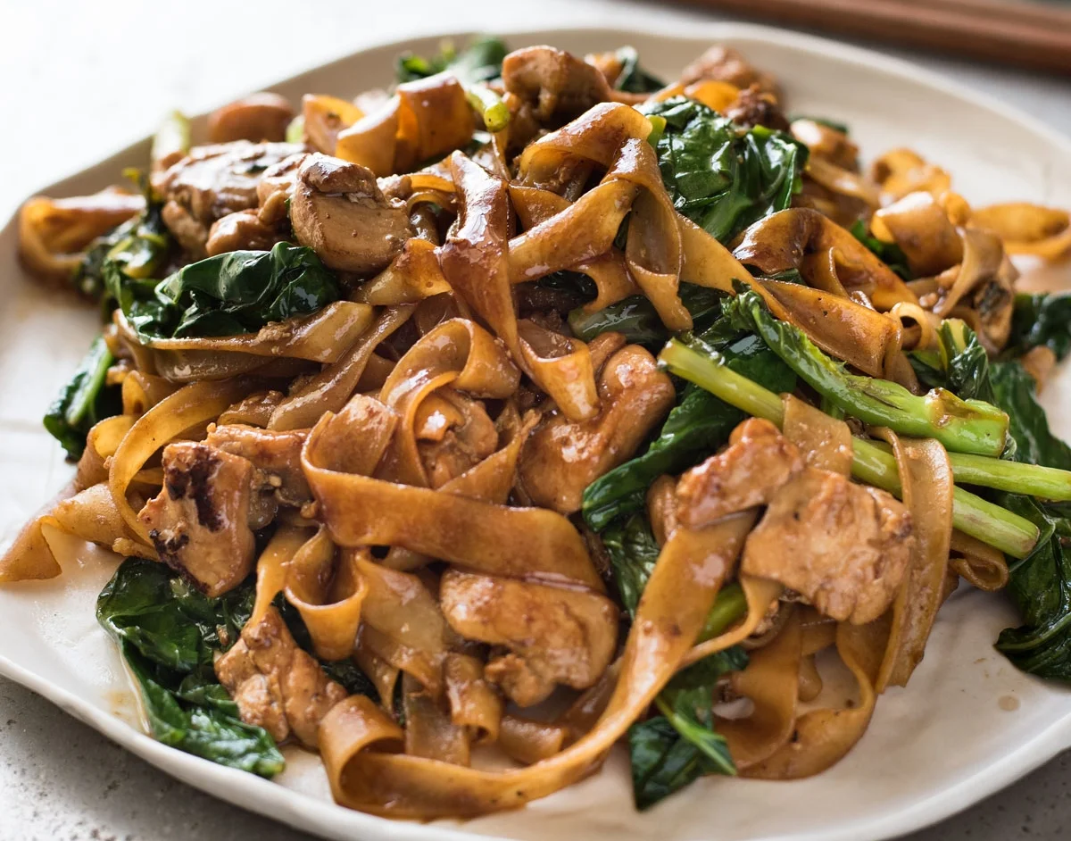 Pad-See-Ew-Thai-Noodles_1-1.jpg