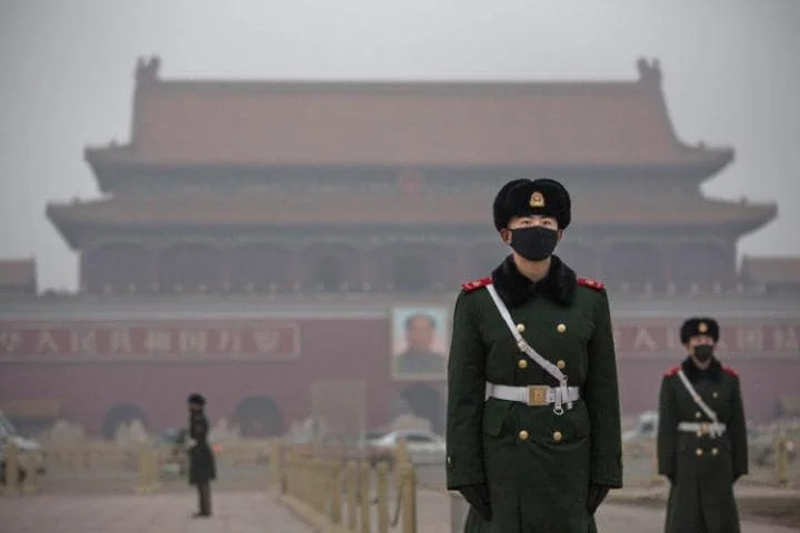 smog-tiananmen-square-guard-large.jpg