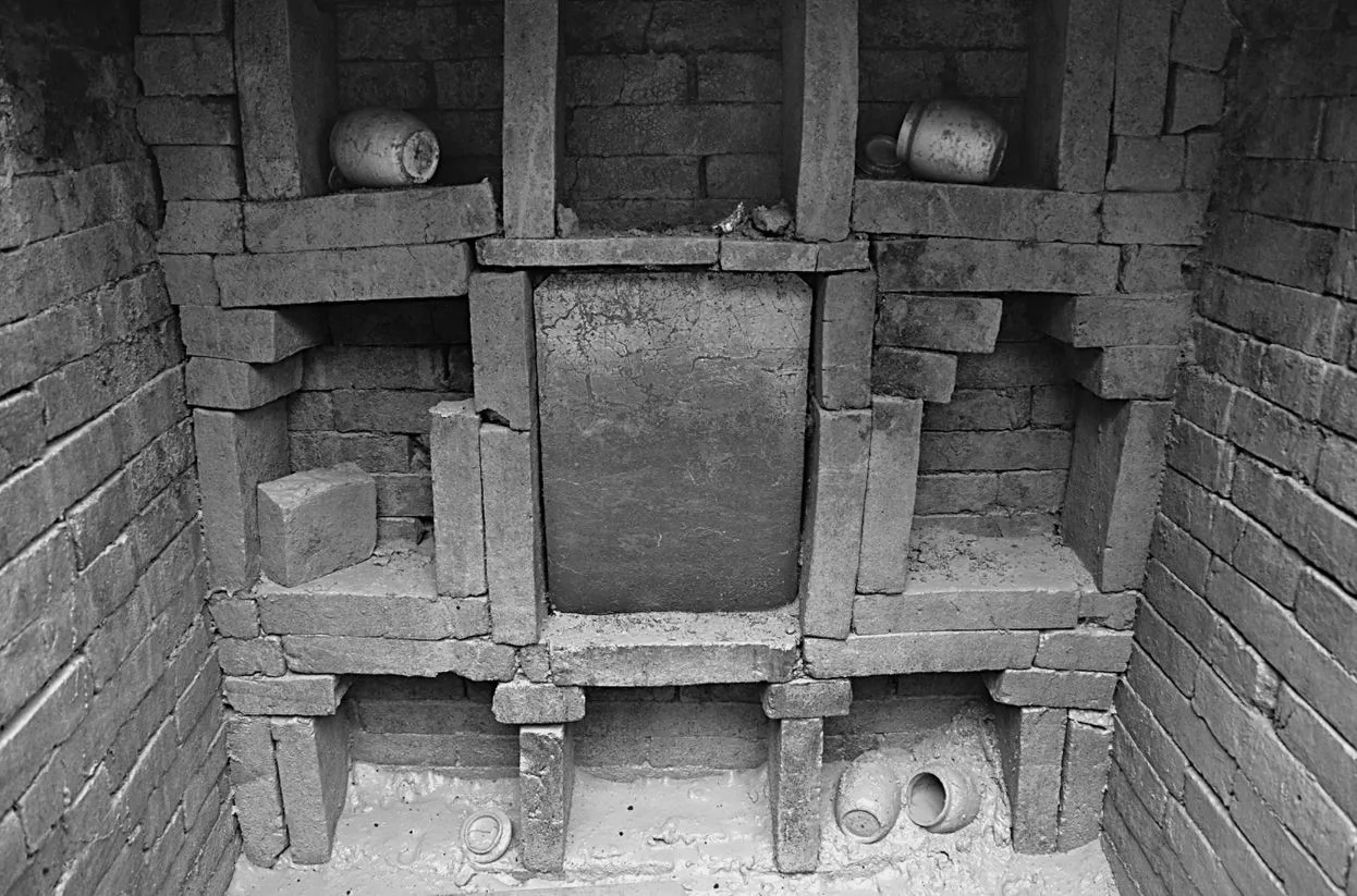 Here, the rear wall of the coffin chamber in Née Wu's tomb.