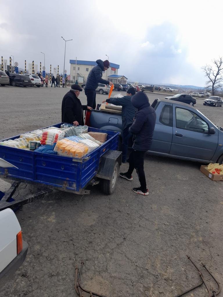 Romania-Ukraine border - supplies 1.jpg
