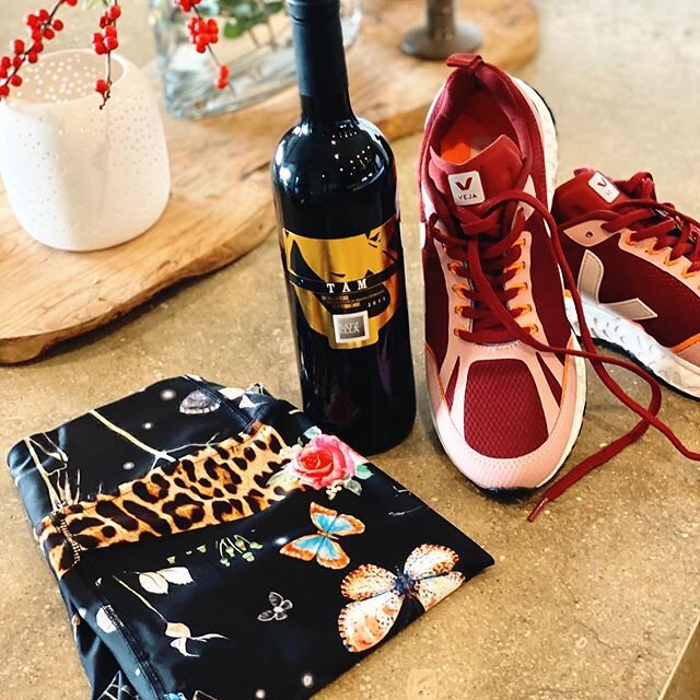 Do you think my family knows me or what? @fortheloveofrockstars leggings from my mom @mrsbmac51 , @veja sneakers from @jessmcbeath and TAM wine from Italy from my step dad. Who knew there was a TAM wine!? Happy Holidays friends!!
#tracyandersonmethod