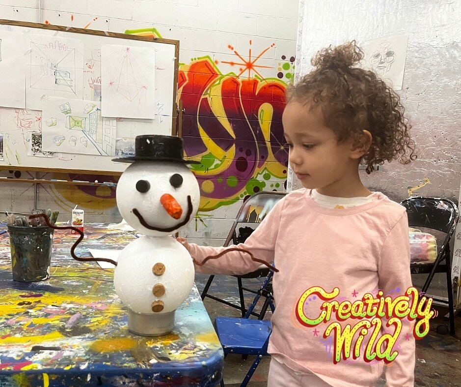 When it snows&hellip; our budding artists make ☃️❄️❄️
Don&rsquo;t forget our Toddler classes are now offered 3 times a week, Mondays &amp; Tuesday&rsquo;s at 10:30am or Thursday afternoons at 3:30pm for ages 22months- 4 yrs
To sign up head to our Lin