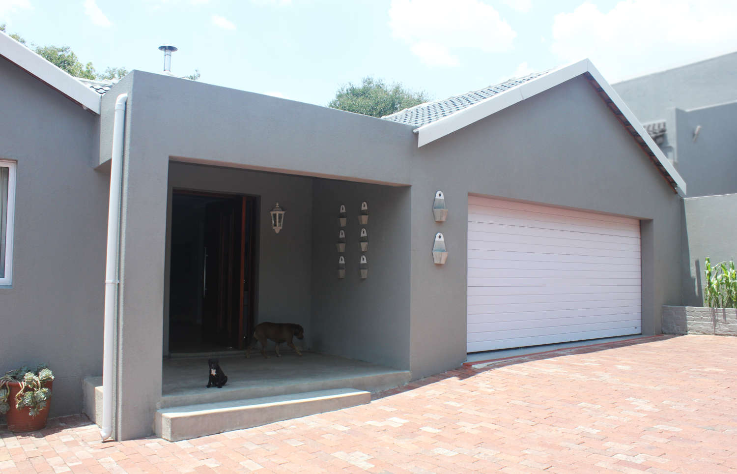 House Minnie - Entrance & Garage