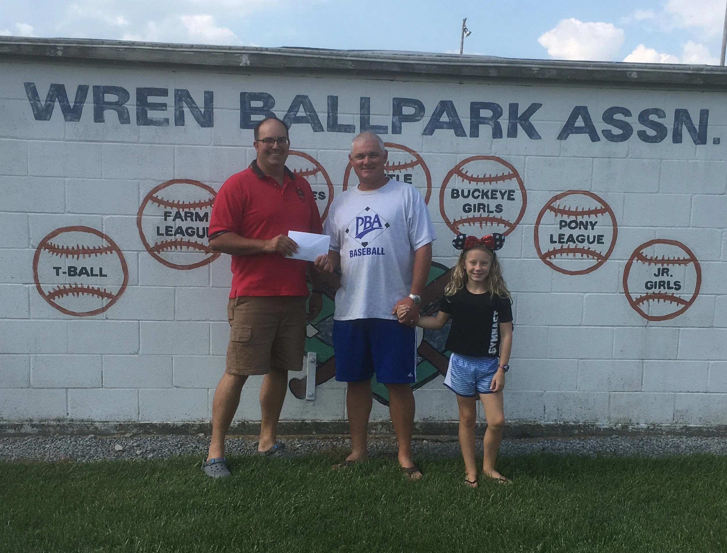 Pictured from left are Shane Mills representing the Golf Committee and Jeremy Kitson of the Wren Ball Park Association.