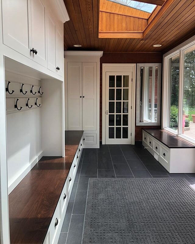 Creating livable spaces that work for the whole family. #fridayflashbacks Swipe to see the #bts work on this newly completed mudroom. .
.
.
.
.
.
.
.
.
﻿#artisanbuildersinc #artisanbuildersca #makeityours #liveableluxury #mudroom #messitup #customroo