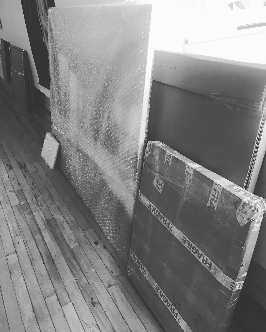 galerie-youn-art-crates-shipping.jpg