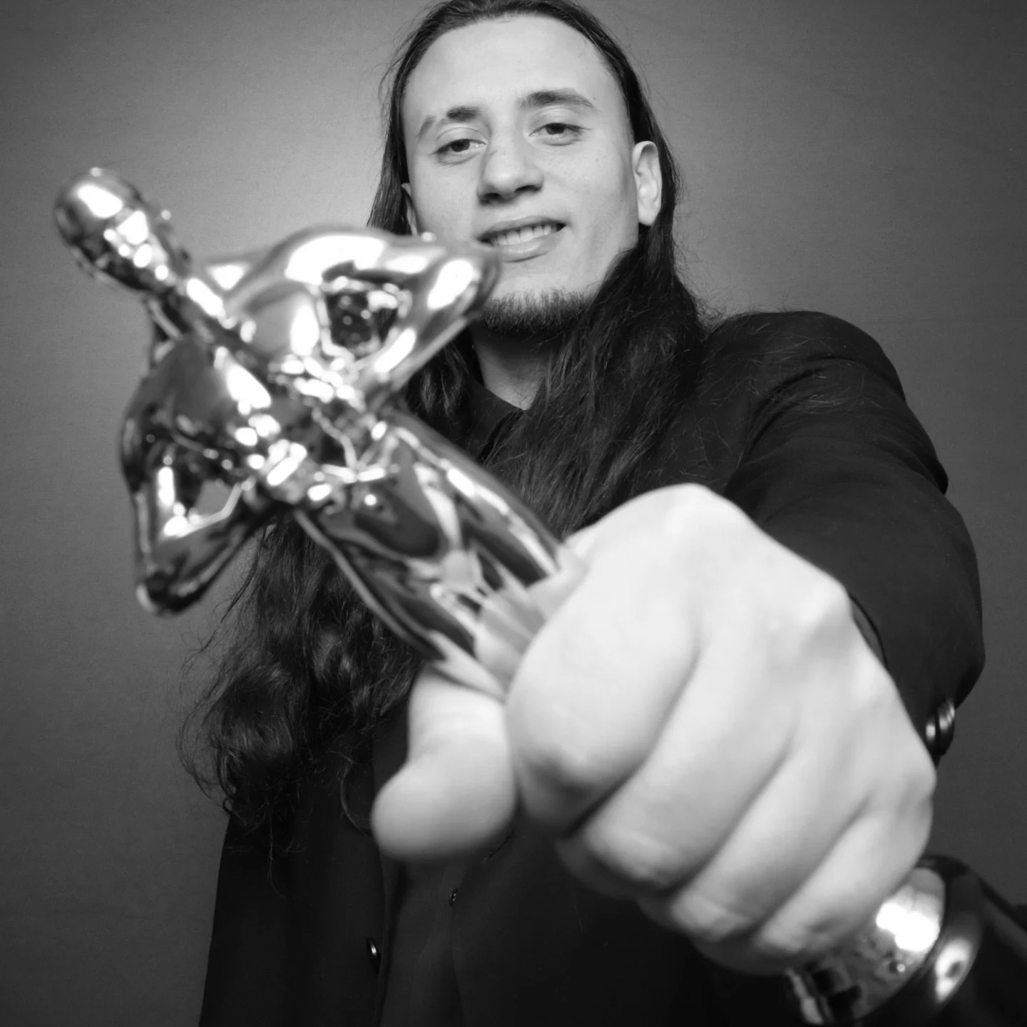 Okay sooo this one&rsquo;s for the film lovers 🎬 

We were inspired by the Oscars photo booth and Ludwig G&ouml;ransson&rsquo;s look, we had to recreate it in our own way inside the studio 🖤 

Here&rsquo;s Mark recreating this photo&hellip; and hon