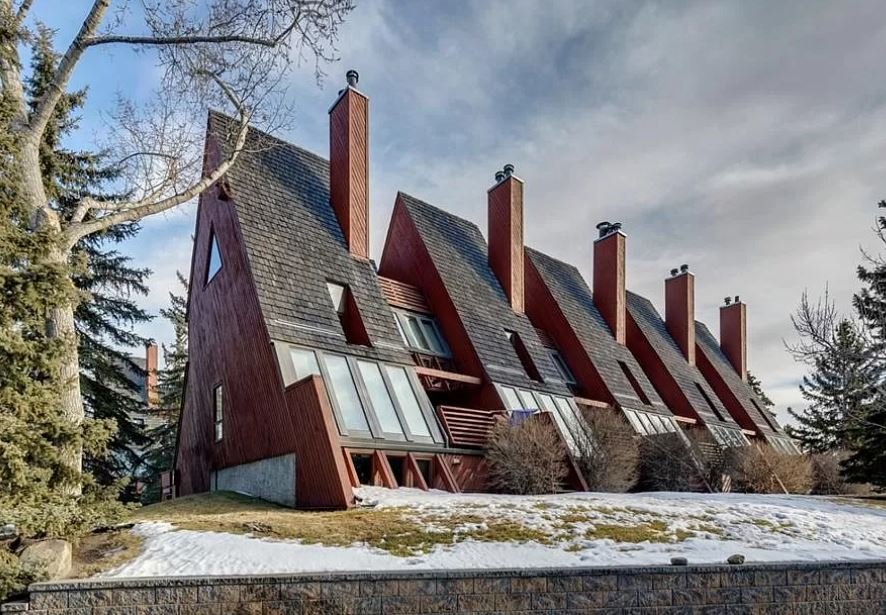 A Unique Layout in Calgary, AB - C$399,900