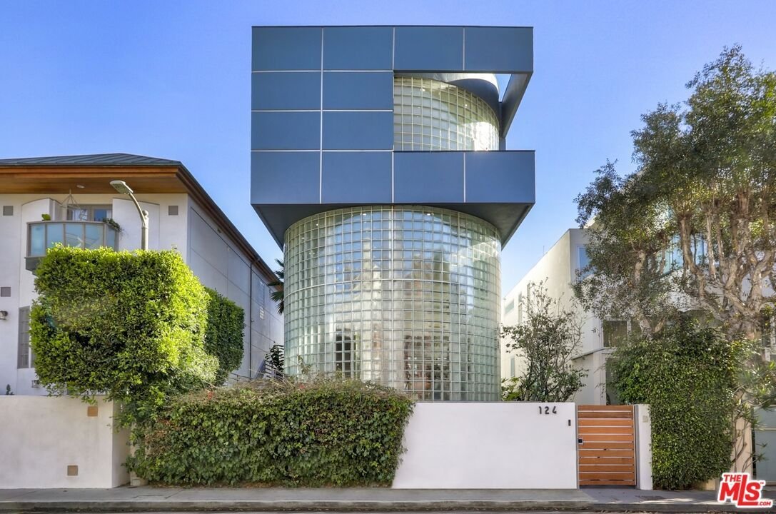 A Contemporary Home in Marina Del Rey, CA - $3,850,000