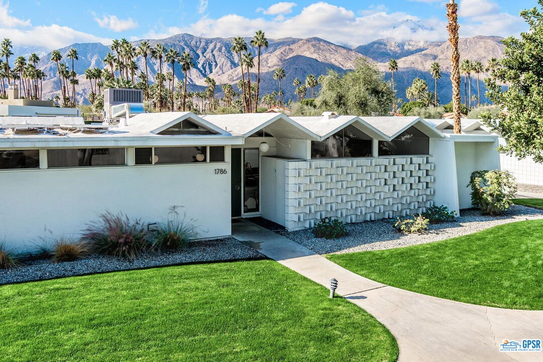A Barry A. Berkus Design in Palm Springs - $799,000