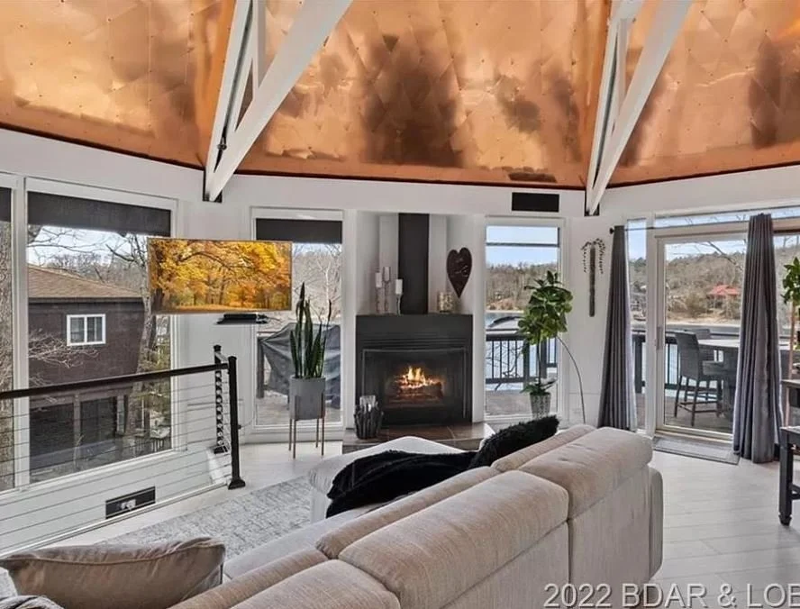 A Lake Front Villa in Four Seasons, MO - $375,000