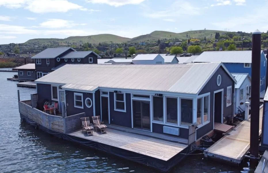 A Floating Home in The Dalles, OR - $325,000