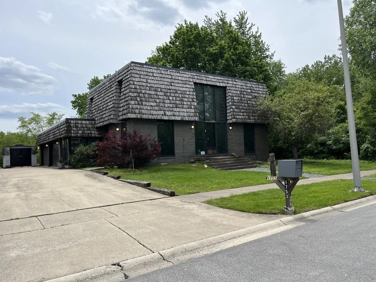 A Home With a 4 Car Garage in South Holland, IL - $269,500