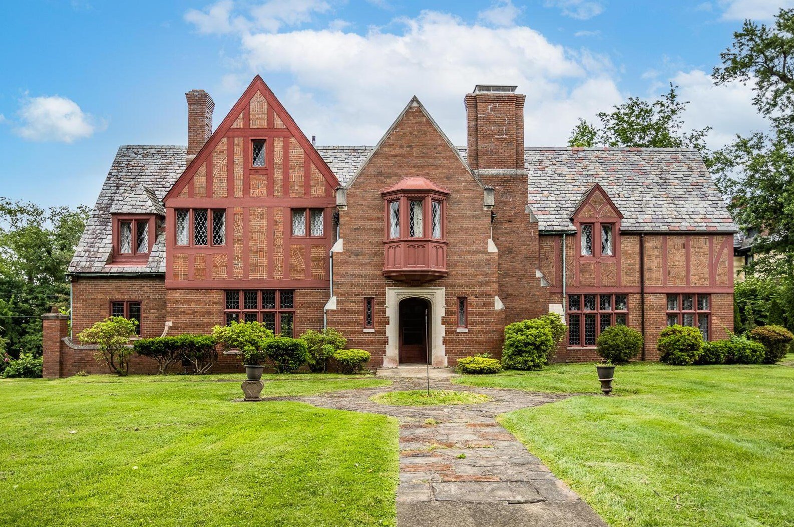 A Mansion Up for Auction in Cambridge, OH