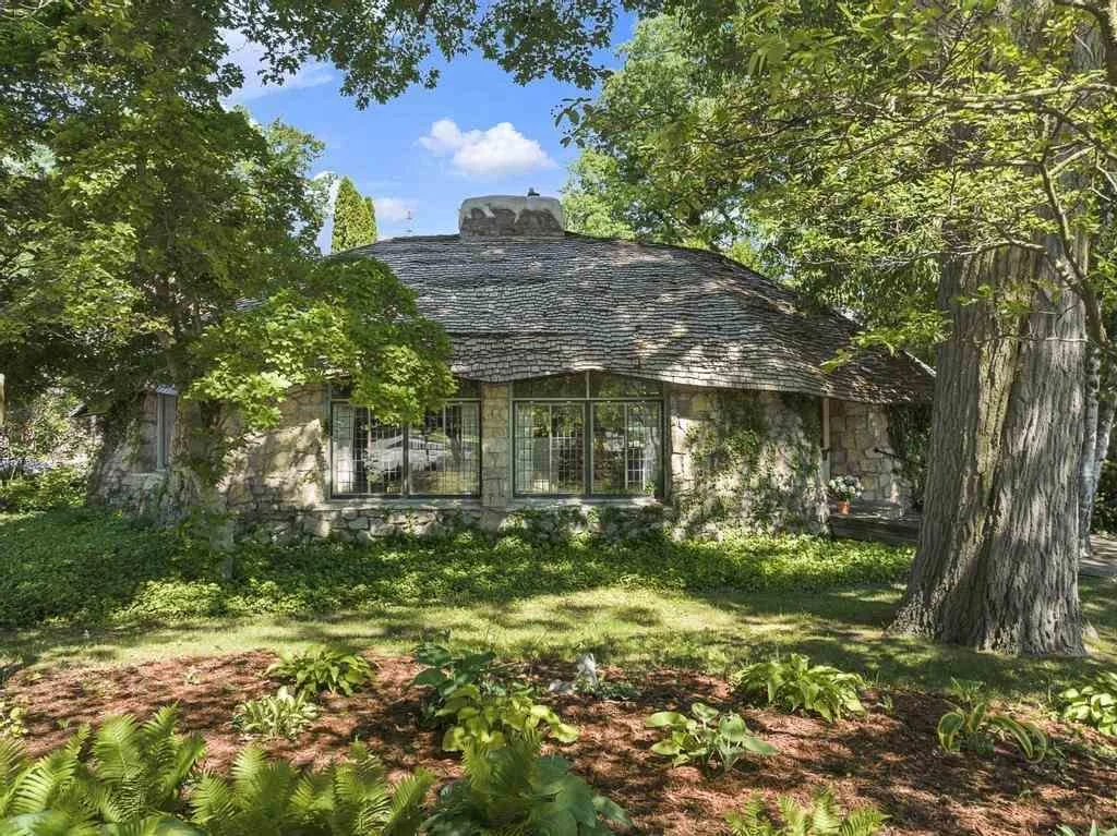  The Mushroom House Design by Earl Young