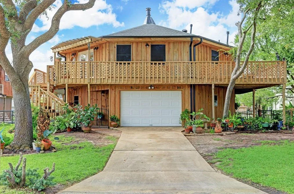 An Octagon Home in Dickinson, TX - $299,000