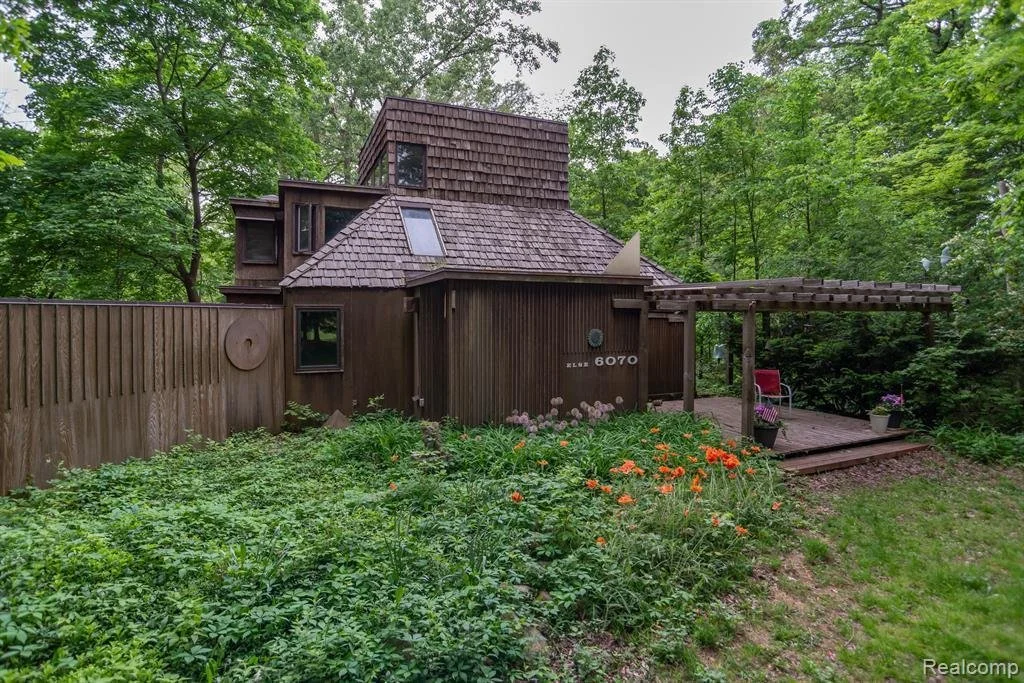 Over an Acre in Bloomfield Hills, MI - $499,900