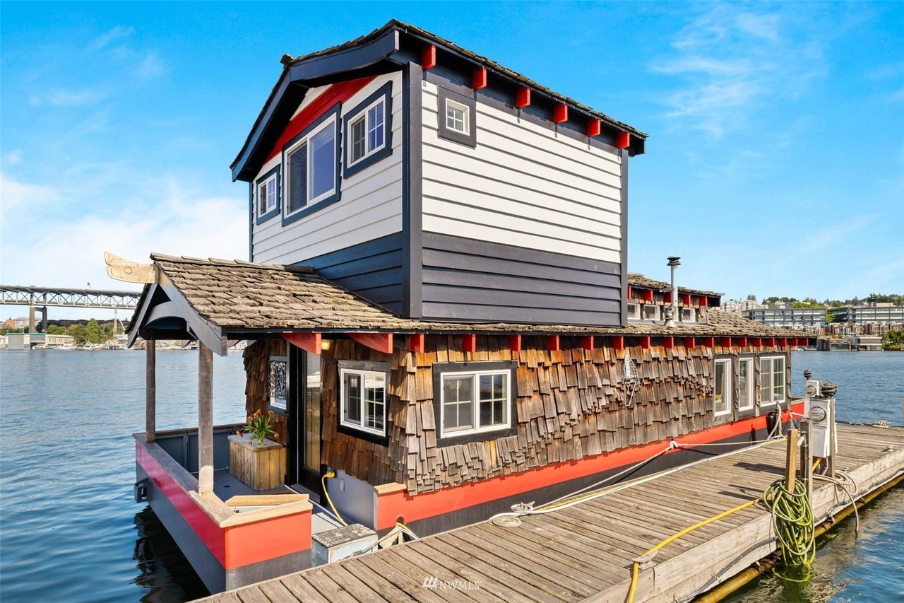 A Houseboat in Seattle - $585,000