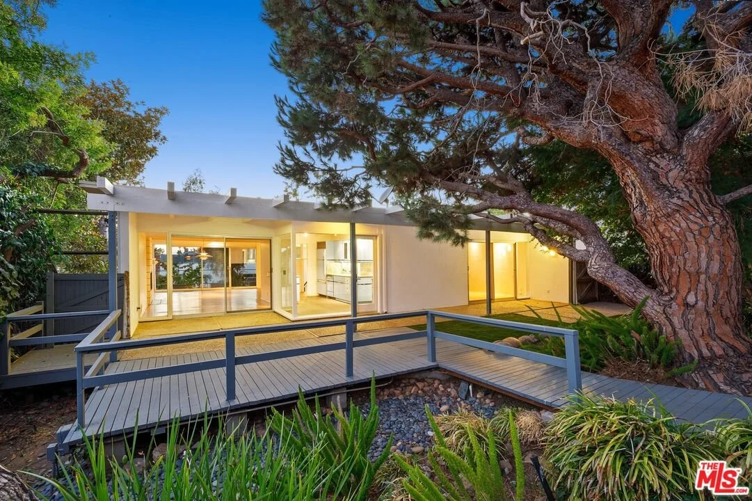 A 1960 MCM in Pacific Palisades, CA - $3,250,000