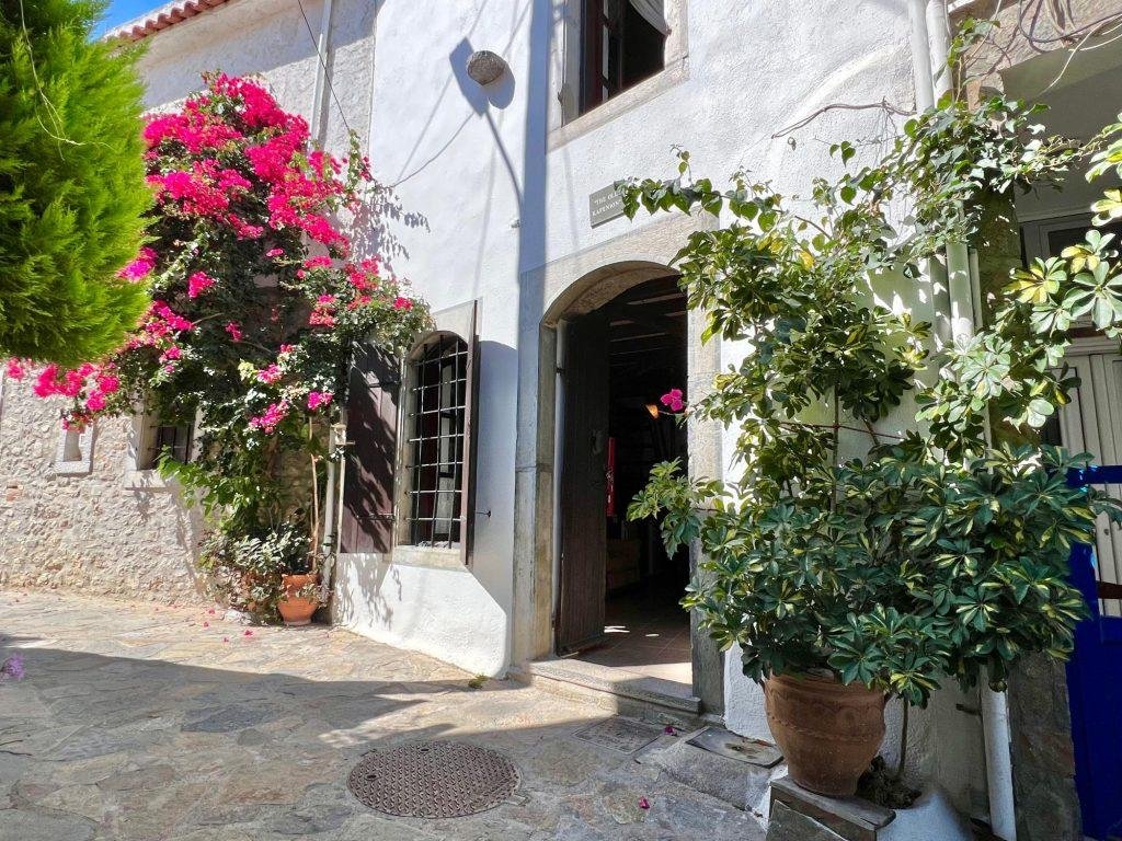 Exposed Features in Greece - €75,000