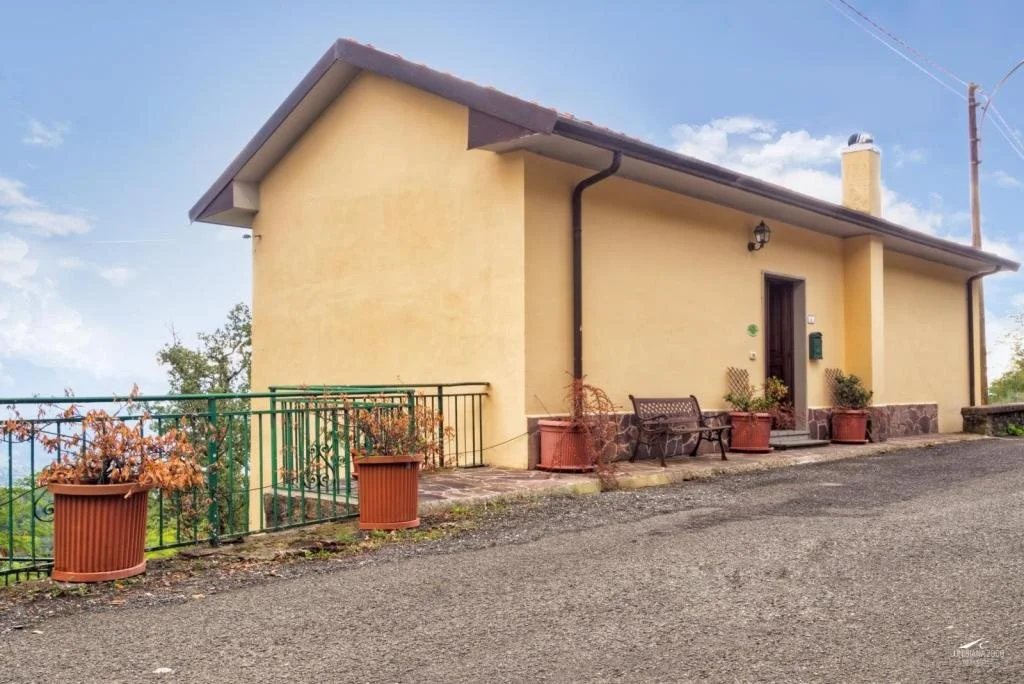 Views of the Apuan Alps - €195,000