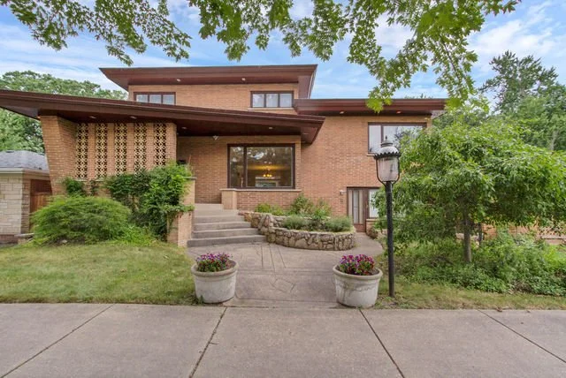 Prarie Style Accents in Chicago - $879,000