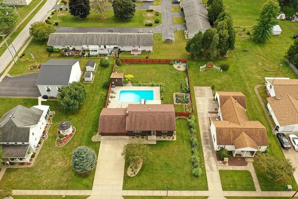 5 Homes with Pools Under $300K