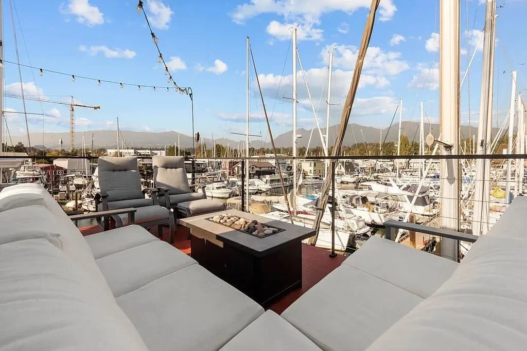 A Floating Home in North Vancouver - C$799,000
