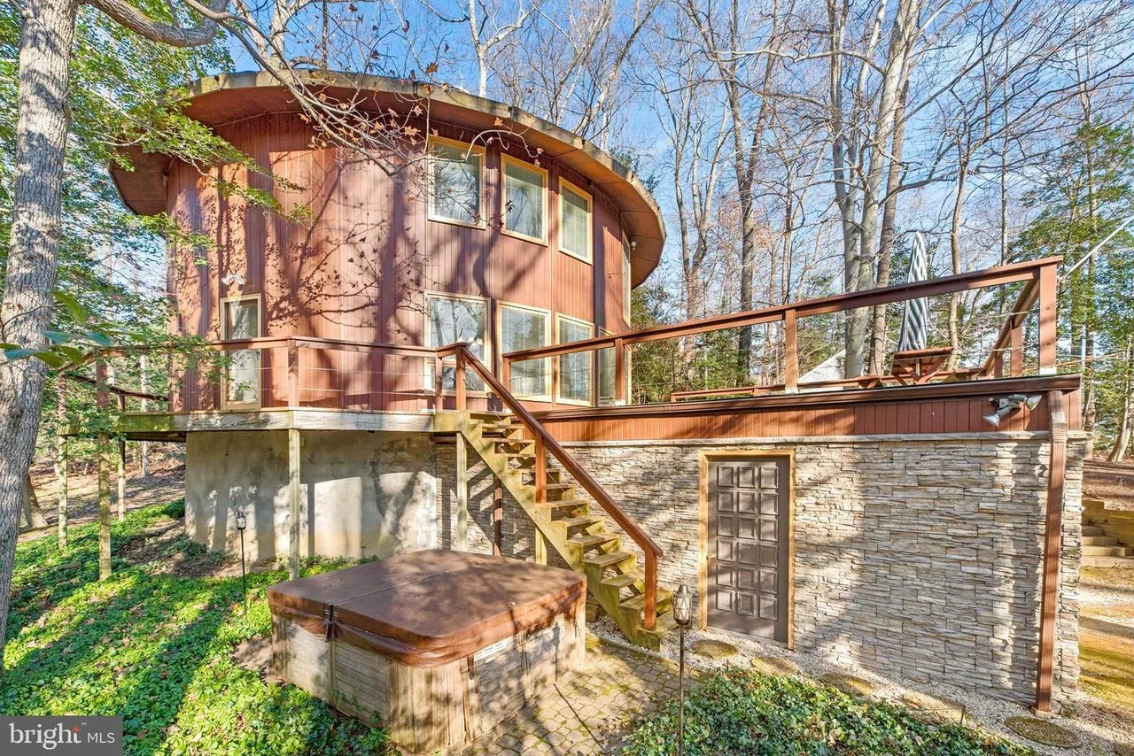 A 1986 Circular Home in Crownsville, MD - $600,000