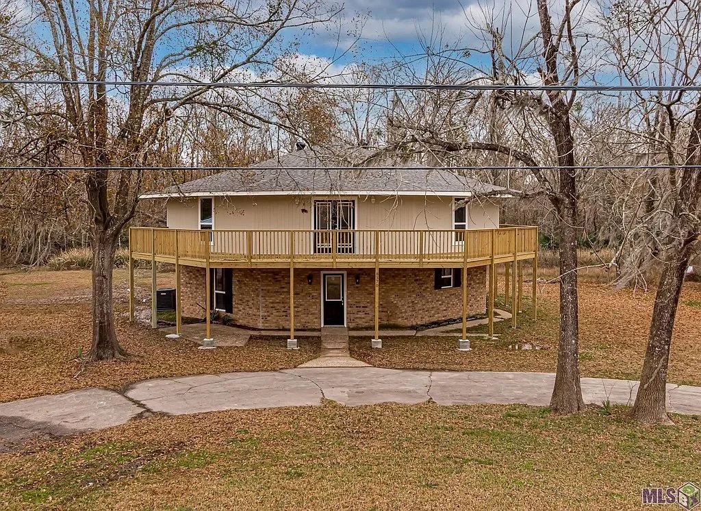 An Octagon Home in Saint Amant, LA - $199,000