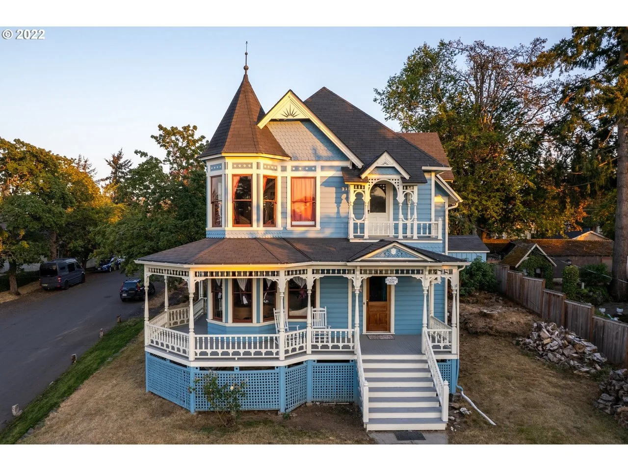 An 1896 Queen Anne in Oregon City, OR - $799,900