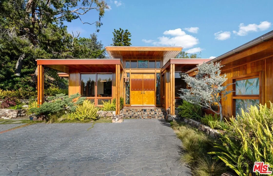Backyard Paradise in Pacific Palisades, CA - $3,895,000